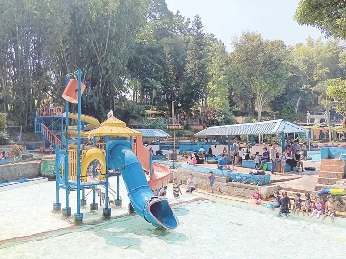 Wisata Kabupaten Malang, Ratusan Pengunjung Ramaikan Pemandian Kendedes