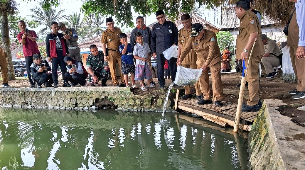 Samdesgotro, Bupati Sambangi Embung Urek - urek Sampai Sumber Sira