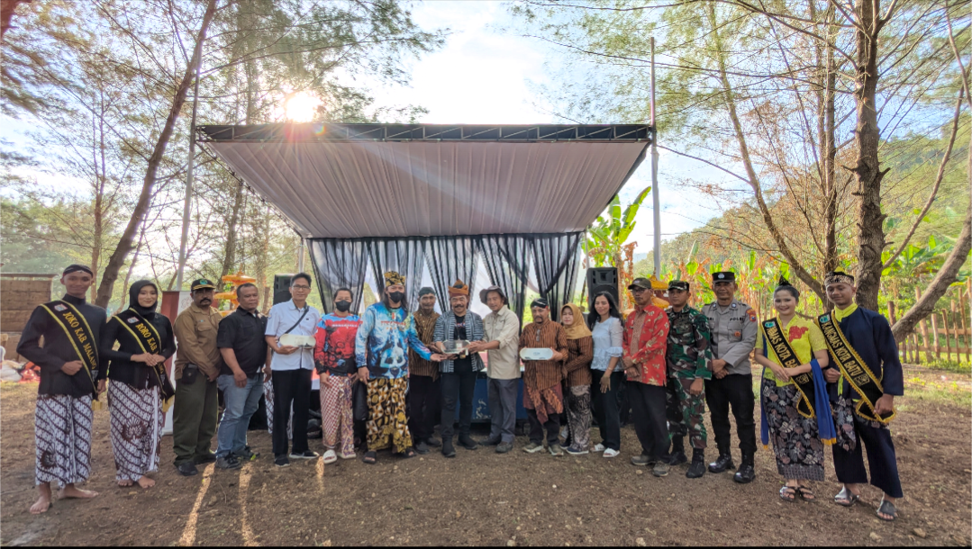 1000 Tukik Dilepas di Pantai Modangan Malang: Wisata Konservasi Alam dan Budaya Lokal Menyatu