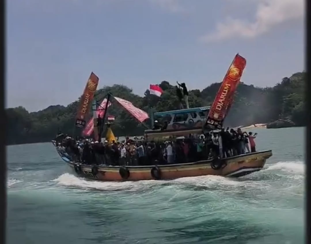 Kegiatan Adat Tradisi "Syukuran dan Petik Laut Desa Tambakrejo Pantai Sendang Biru kecamatan Sumbermanjing wetan
