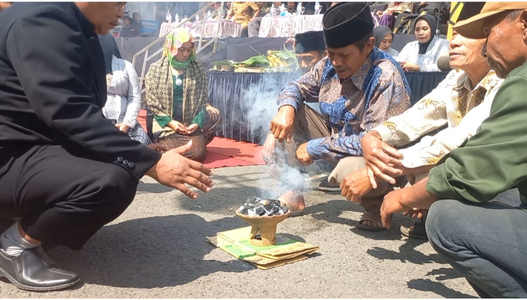 Ritual Adat Pecah Cikal dalam rangka Merayakan Bersih Desa dan Hari Jadi Desa Ngabab ke-183