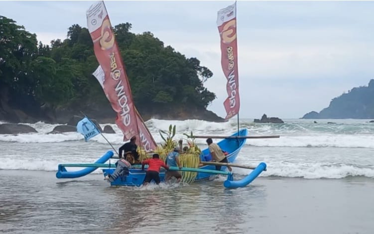 Ritual Adat Tradisi Budaya Bersih Desa dan Larung Sesaji Desa Purwodadi Kecamatan Tirtoyudo 