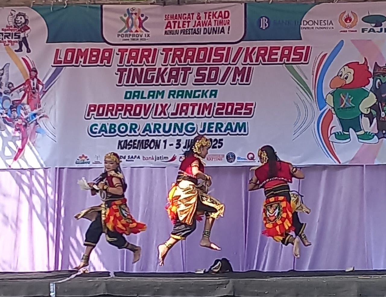 Hari kedua pelaksanaan Lomba Tari Tradisional dan Kreasi Tingkat SD/MI dalam rangka memeriahkan Porprov IX Jatim Cabor Arung Jeram di Kasembon Rafting